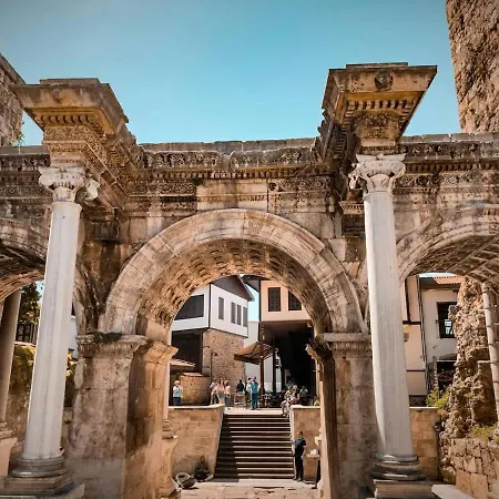 Modern Flat Across Hadrian Gate アパート