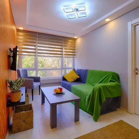 Modern Flat Across Hadrian Gate