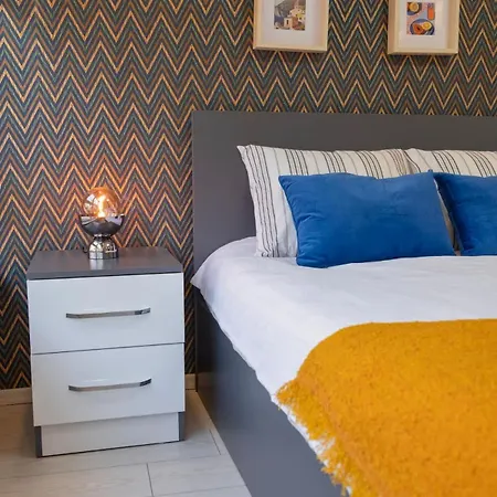 Modern Flat Across Hadrian Gate *