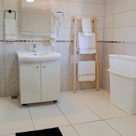 Modern Flat Across Hadrian Gate アパート