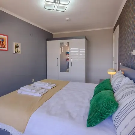 Apartament Modern Flat Across Hadrian Gate